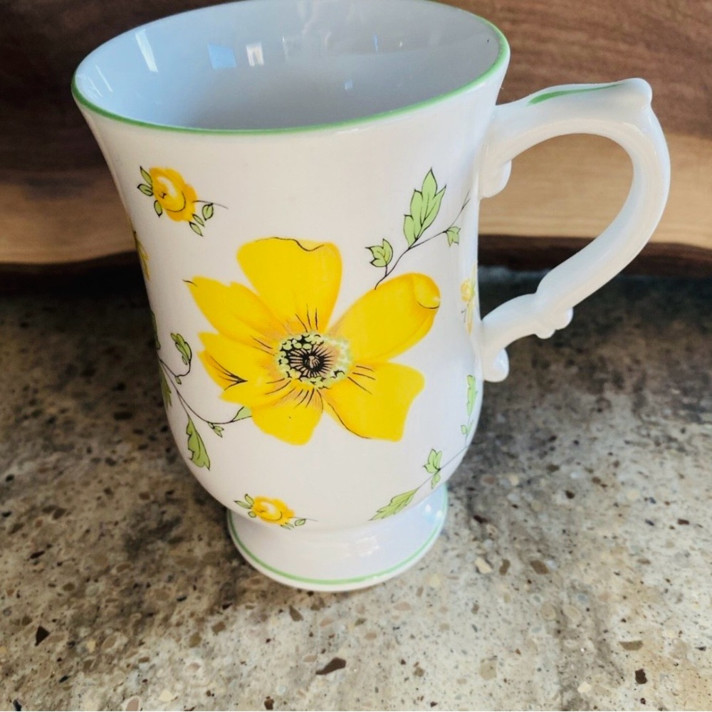 #1365* Vintage Royal Victoria Fine Bone Floral Yellow China mug. - Picture 3 of 7